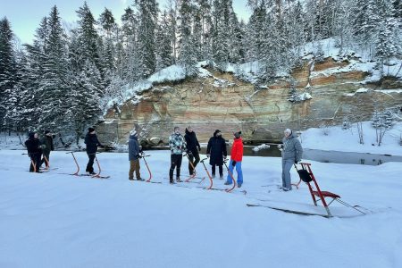 Tõukekelgumatk Taevaskojas või ka Taevaskoja tõukekelgumatk. Matkajad tõukekelgul lumisel rajal Suure Taevaskoja paljandi all