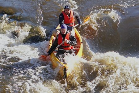 Kanuumatk, süstamatk, parvematk, rafting Ahja jõel. Matkajad kanuuga läbimas vahutavat kärestikku