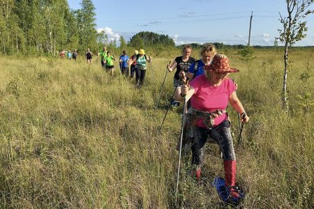 Räätsamatk rabamatk Kuresuu rabal Setomaal Värska lähedal. Matkajad tulevad räätsadel soosaarelt raba peale