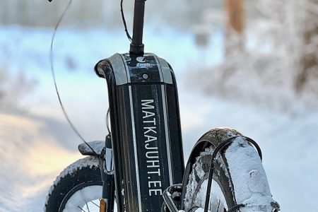 Kaheveoline matkamiseks mõeldud elektritõukeratas Zosh mountain lumises päikesevalguses matkateel. Võib kutsuda ka elektriline matkaliikur elektritõukerattamatkaks