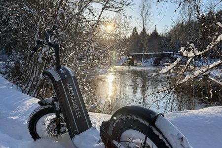 Elektritõukeratas Taevaskoja Otteni juures Ahja jõe ääres. Pildil elektritõukerattamatk Matkajuht üritus matk talvel touring elektriline matkatõukeratas Zosh mountain