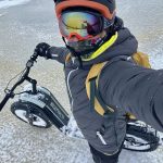 Matkariietus. Matkavarustus. Elektritõukerattamatk talvel. Tõukerattur enekas ülevalt jää peale näitab mis riietus on seljas