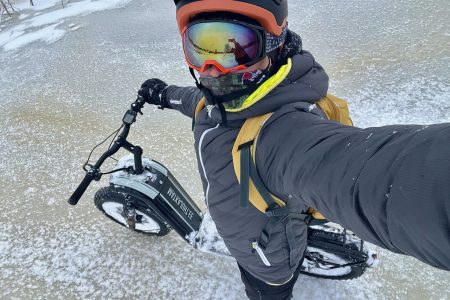 Elektritõukerattamatk talvel. Tõukerattur enekasülevalt jää peale