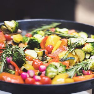 Värvilised grillitud köögiviljad veganmenüüst
